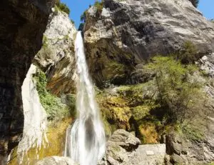 The long waterfall of Courmes in the Gorges du Loup canyon - Discover hidden jems - Les Geckos