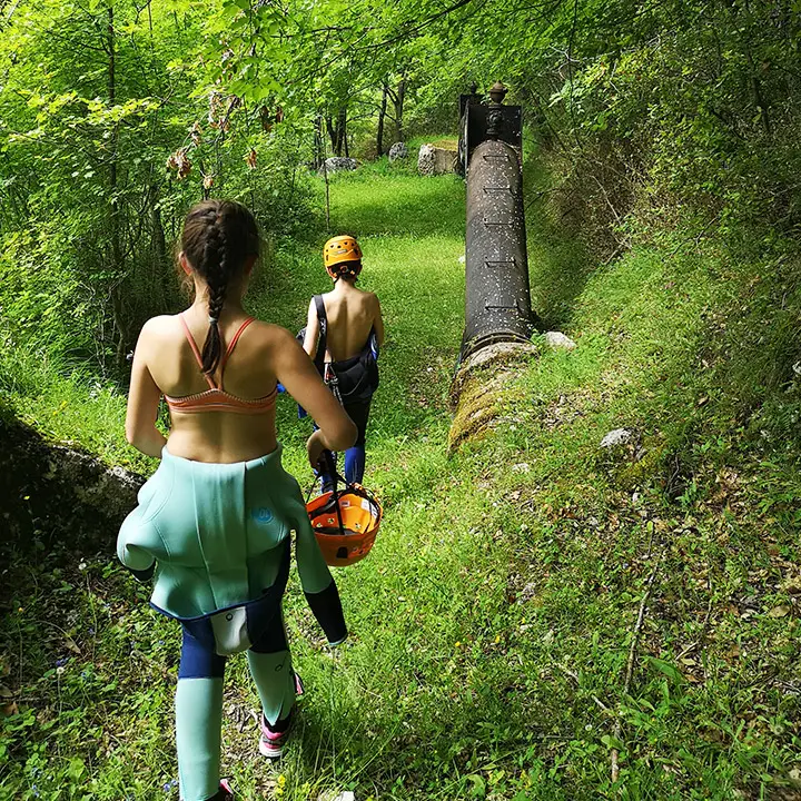 Walking approach on the way to canyoning in the Gorges du Loup - Les Geckos