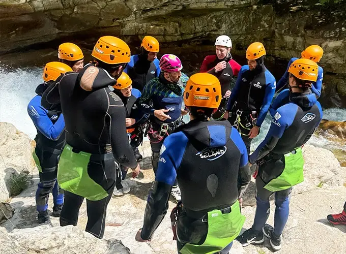 Guide explanations before going canyoning - Les Geckos